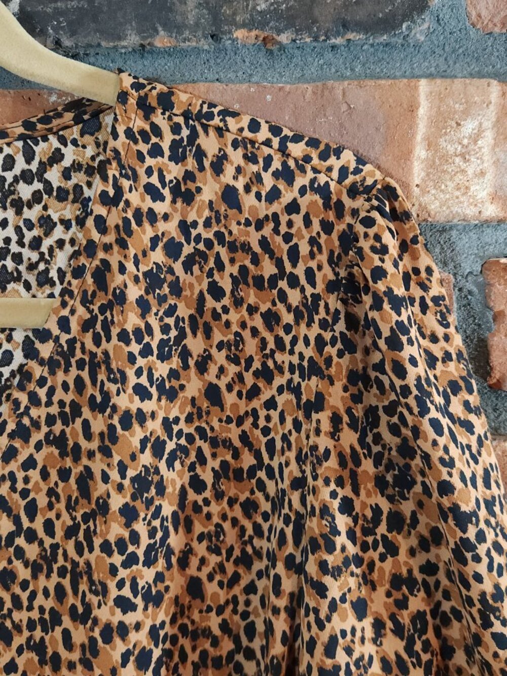 Tuckernuck Pomander Place Hollis Leopard Print Relaxed V-Neck Top Women's XXL - Picture 4 of 8